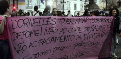 19.jul.2016 - Professores e secundaristas fazem protesto na Alerj contra o atraso dos pagamentos de salários n... (Ellan Lustosa/Agência O Globo)