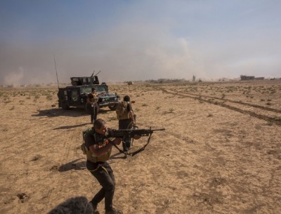 Soldados iraquianos disparam contra carro-bomba que tentou atingir seu comboio de veículos enquanto tentavam c... (Bryan Denton/The New York Times)
