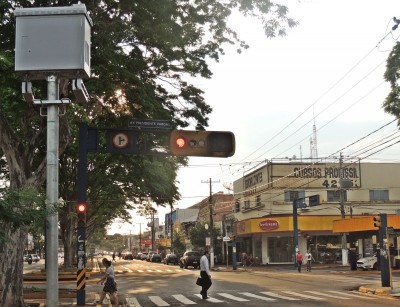 Radar na Avenida Marcelino Pires. ((Foto: Karol Chicoski))