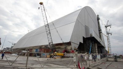 Veja o reator nuclear de Chernobyl ser coberto por um enorme escudo para conter radiação