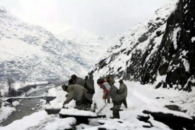Avalanches matam mais de 100 no Afeganistão e Paquistão
