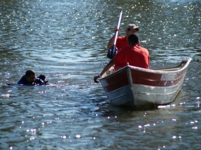 Corpo de homem é encontrado por pescadores boiando em rio
