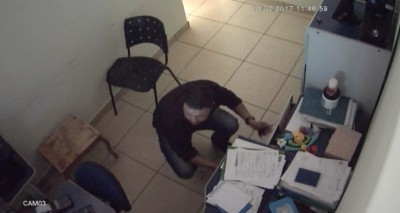 Ação de suspeito pelo furto de R$ 2,4 mil foi registrada em vídeo (Foto: Reprodução)
