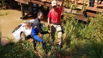Carro cheio de droga é encontrado submerso no rio Laranja Doce