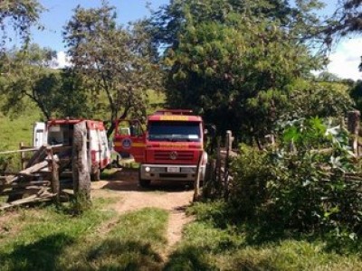Viaturas pararam na entrada da casa, mas vítimas estavam a cerca de 1 km dentro da mata (Bombeiros / Divulgação)