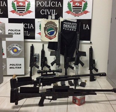 Armas, drogas e munições estavam em um fundo falso de um caminhão (Foto: Polícia Civil/Cedida) ()