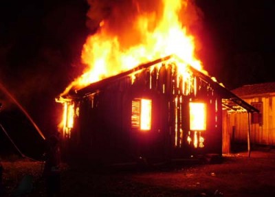 Vizinho coloca fogo em residência e morador salva esposa e filhos
