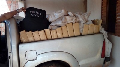 Droga estava na carroceria de uma caminhonete no quintal da residência (Foto: Divulgação/Polícia Civil) ()