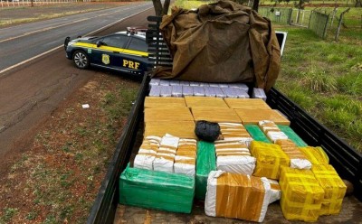 Em vistoria, os policiais encontraram vários fardos de maconha e 2 Kg de skunk (Foto: Divulgação/PRF)