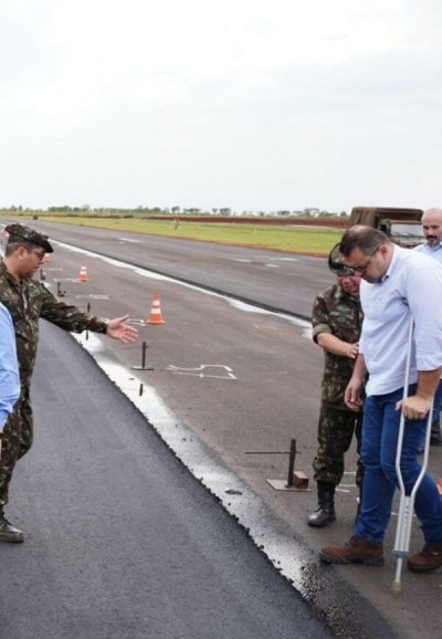 Prefeito Alan Guedes durante visita às obras do aeroporto (Foto: Reprodução)