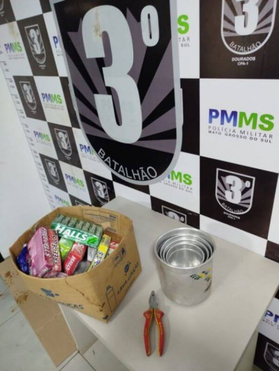 Alicate, balas e latas apreendidos com o autor; Foto: Divulgação/PM