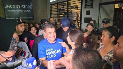 Marçal Filho cumprimenta a vice Gianni Nogueira logo após a vitória das eleições, em 6 de outubro