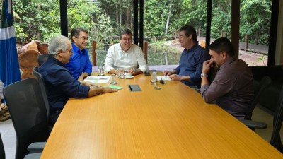Marçal Filho reunido com o governador Eduardo Riedel, com o secretário de Estado de Saúde, Maurício Simões Corrêa, e com o ex-governador Reinaldo Azambuja