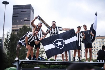Torcedores do Botafogo comemoram a vitória no centro do Rio de Janeiro. Foto: Redes Sociais do Botafogo