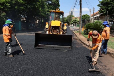 Equipes da Prefeitura de Dourados estão atuando em quatro frentes de tapa-buracos em diversos pontos – Foto: A. Frota