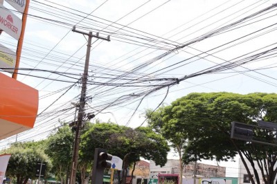 Dourados enfrenta problemas com emaranhados de fios que colocam em risco a população. Foto: A. Frota