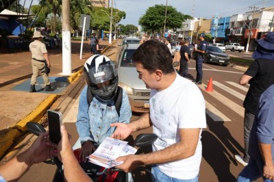 Durante blitz no sábado, prefeito Marçal Filho chamou a atenção dos condutores quanto ao respeito às leis de trânsito. Foto: A. Frota