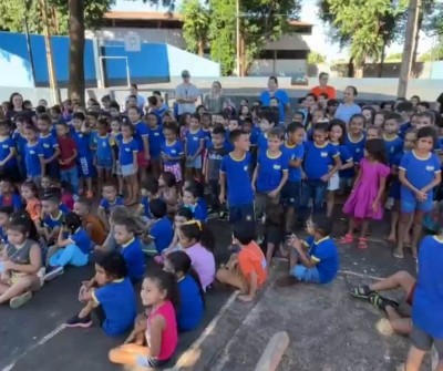 Crianças interagiram com o prefeito e depois foram brincar no parquinho coberto