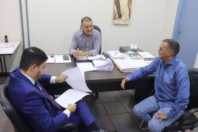 Vereador Inspetor Cabral com assessoria reunido com o procurador-geral Alessandro Lemes. Foto: Eduardo Scavassa