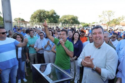 O prefeito Marçal Filho discursando durante solenidade de inauguração do Campo do Zé Tabela e de lançamento de obras em Dourados. Fotos: A. Frota