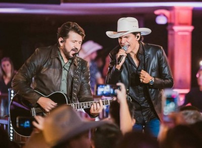A dupla Jads & Jadson se apresentará na noite de sábado, 19 de abril, como uma das atrações da 1ª Festa da Páscoa de Dourados. Foto: Divulgação
