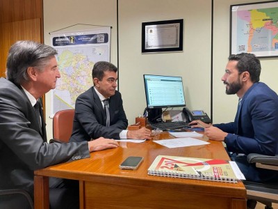Com o deputado federal Dagoberto Nogueira, Marçal Filho manteve audiência com Anderson Sampaio, diretor de Ações Educacionais do FNDE. Foto: Assecom