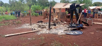 Barraco de lona onde as vítimas estavam foi destruído pelo fogo; Foto: Leandro Holsbach