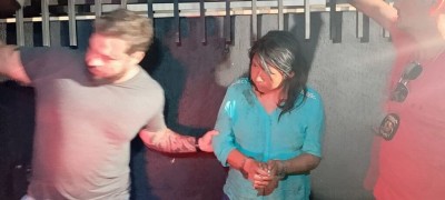 Oragilda sendo conduzida até a Depac por policiais; Foto: Leandro Holsbach