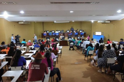 Centenas de famílias procuram atendimento no auditório da Prefeitura para atualizar o Cadastro Único. Foto: A. Frota
