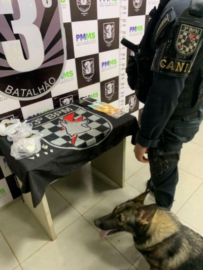Dinheiro e porções de drogas apreendidas com o rapaz; Fotos: Divulgação/PM