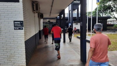 Fladimir (de camiseta vermelha) chegando à Depac nesta quinta-feira; Foto: Sidnei Bronka/Ligado Na Notícia