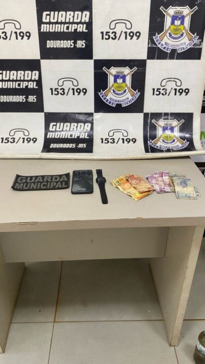 Celular e relógio que foram furtados da casa das vítimas; dinheiro é 'fruto' da venda do aparelho; Foto: Sidnei Bronka/Ligado Na Notícia