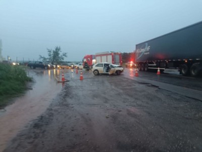Trecho onde ocorreu a batida frontal entre o carro e o caminhão, na BR-163; Foto: Wander Ferreira
