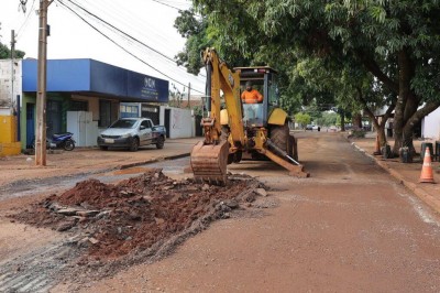 Serviço de tapa-buraco na rua Álvaro Brandão, no Canaã I, mas prefeitura também está presente em outros três bairros – Foto: A. Frota