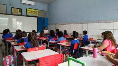 as escolas da rede pública municipal e estadual de dourados e de todo Mato Grosso do Sul terão suas atividades suspensas devido à paralisação nacional da educação.