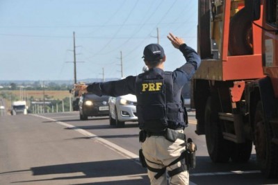 Segundo a PRF haverá restrição de trânsito em trechos de pista simples para veículos de carga com dimensões ou pesos excedentes (Divulgalção)
