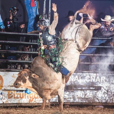 Montaria em touros será uma das atrações do rodeio em Dourados. (Foto: Lealdidini Fotografias)