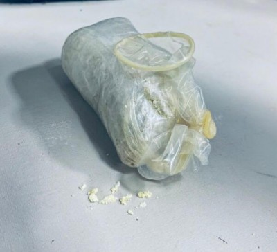 Droga foi enrolada em uma camisinha; Foto: Divulgação/PM
