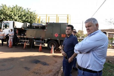 Prefeito Marçal Filho vistoriou o serviço de tapa-buraco na Vila Mary na manhã desta terça-feira. Foto: A. Frota