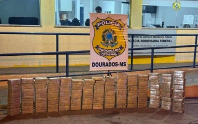 Em vistoria os policiais encontraram no meio das caixas de erva cocaína, um total de 235 kg da droga. (Foto: Divulgação)