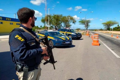 Trabalho conjunto PRF de Dourados e do Rio de Janeiro juntamento com a Policia Civil do Paraná prende jovem com mais de 3 kg de drogras (Divulgação)