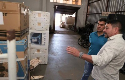Prefeito Marçal Filho e secretário Márcio Figueiredo conferiram equipamentos que chegaram para serem distribuídos à rede de saúde. Foto: A. Frota
