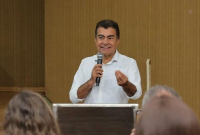 Prefeito Marçal Filho concedendo reajuste salarial para os servidores . (Foto A.Frota / Assecom)
