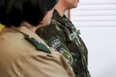 O alistamento é obrigatório para homens. Esta é a primeira vez que mulheres podem se inscrever de forma voluntária.