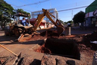 Obra está sendo executada no cruzamento das ruas Monte Alegre com Menote Marques de Mattos – Foto: A. Frota