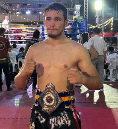 O douradense Tom Lara Bueno após conquistar o título de campeão dos Jogos Internacionais de Artes Marciais que aconteceram em Bangkok. Divulgação -