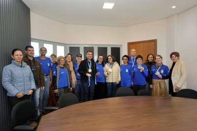 Prefeito junto com o grupo que participou dos jogos da melhor idade- Foto: A. Frota