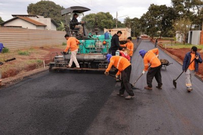 Obras de pavimentação asfáltica e de drenagem em ruas do Jardim das Primaveras estão em ritmo acelerado – Fotos: A. Frota