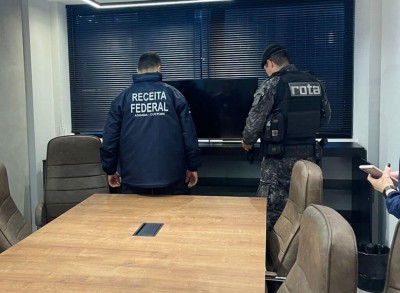 Agentes durante cumprimento dos mandados; Fotos: Divulgação/Receita Federal