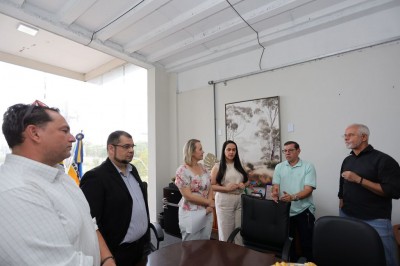Secretária municipal de Fazenda, Suelen Nunes Venâncio, entregou peça orçamentária para 2026 aos vereadores de Dourados. Foto: A. Frota